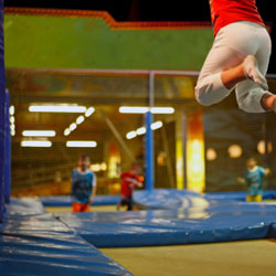 Image d'un gros plan d'une trampoline | Close-up image of a trampoline