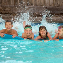 Image d'enfants s'amusant dans l'eau | Image of children having fun in the water