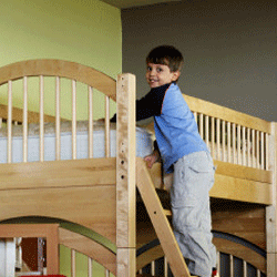 Image d'un enfant descendant de son lit | Image of a child getting out of bed