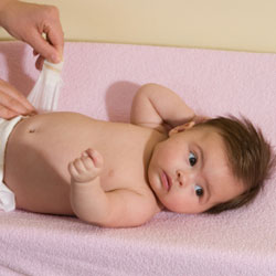 Image d'un bébé se faisant changer la couche | Image of a baby being diapered