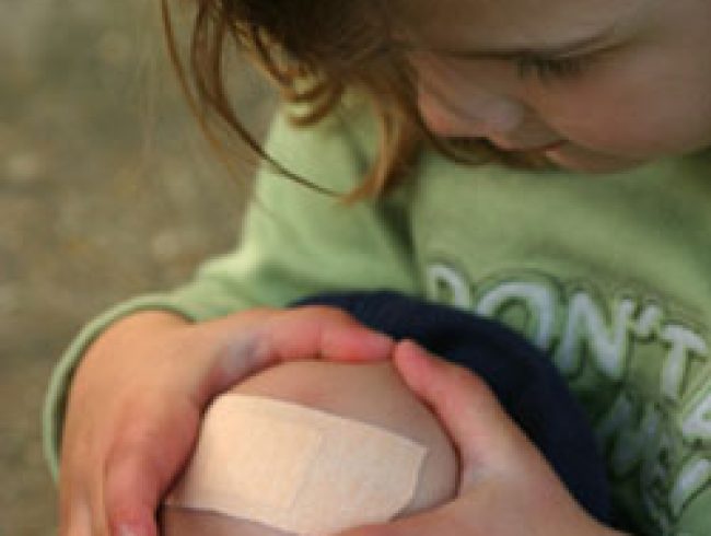 Image d'un diachylon sur le genou d'un enfant | Image of a diachylon on a child's knee