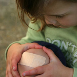 Image d'un diachylon sur le genou d'un enfant | Image of a diachylon on a child's knee