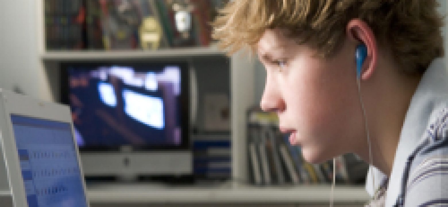 istock_teencomputer250