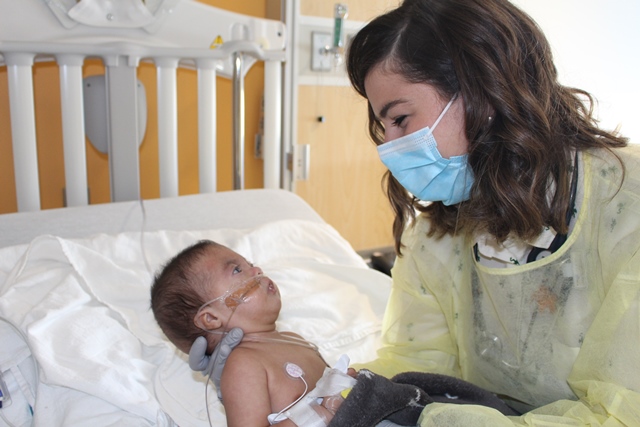 La Dre Aisling O’Gorman examine Samuel lors de son admission à l’HME en raison d’une infection respiratoire.